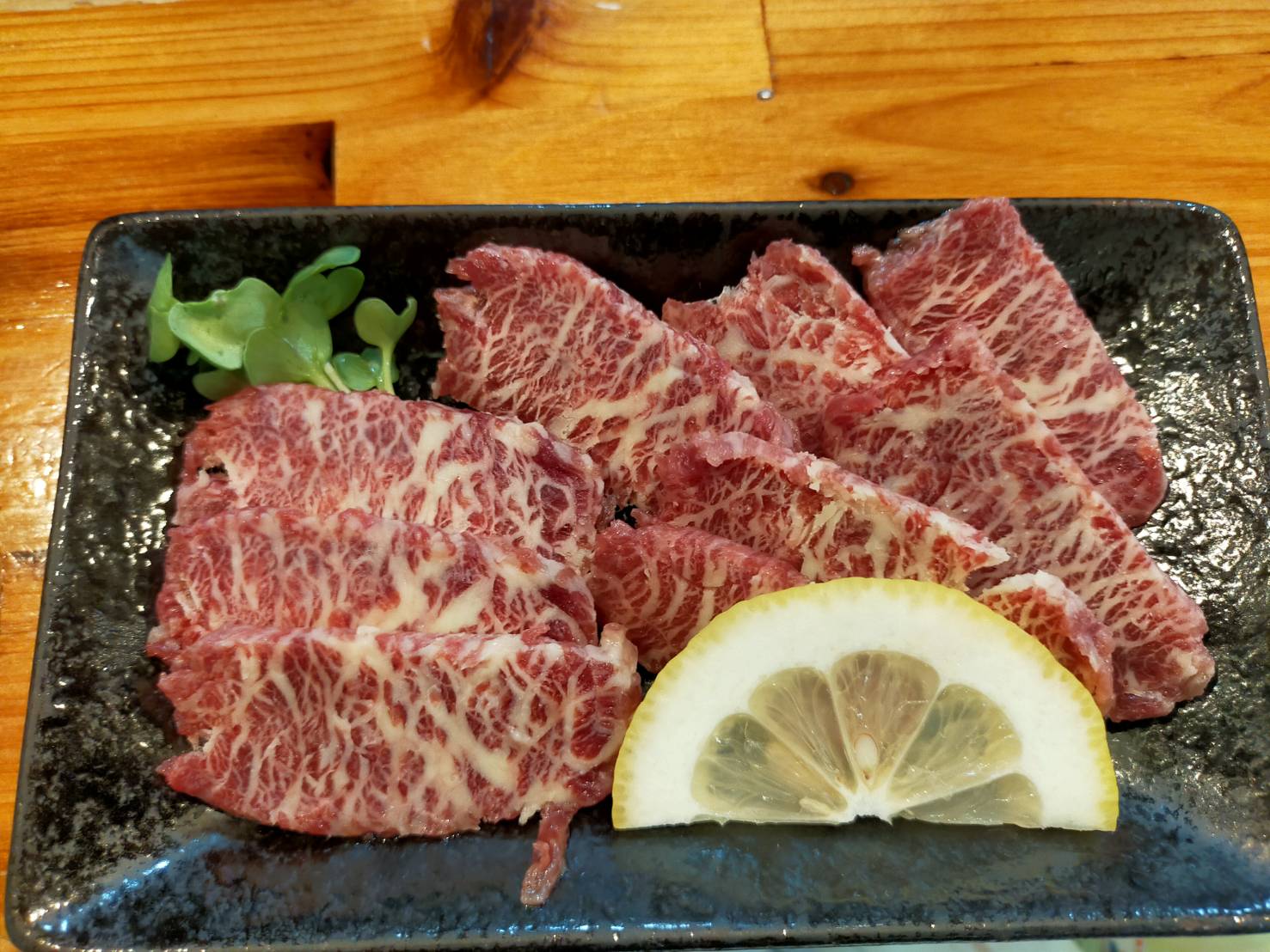 居酒屋 和 おすすめの新鮮な霜降り馬刺し