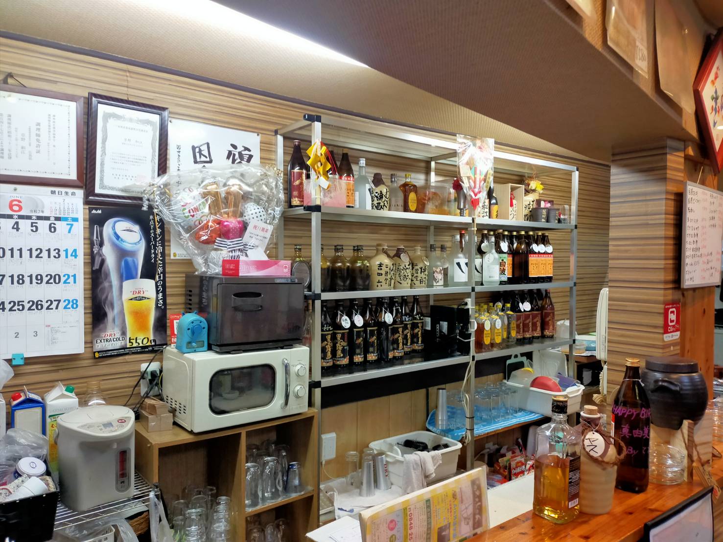 居酒屋 和のカウンター席と豊富な日本酒や焼酎