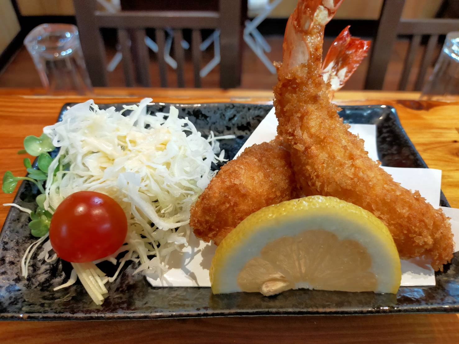 居酒屋 和の人気メニュー、サクサクの大きなエビフライ