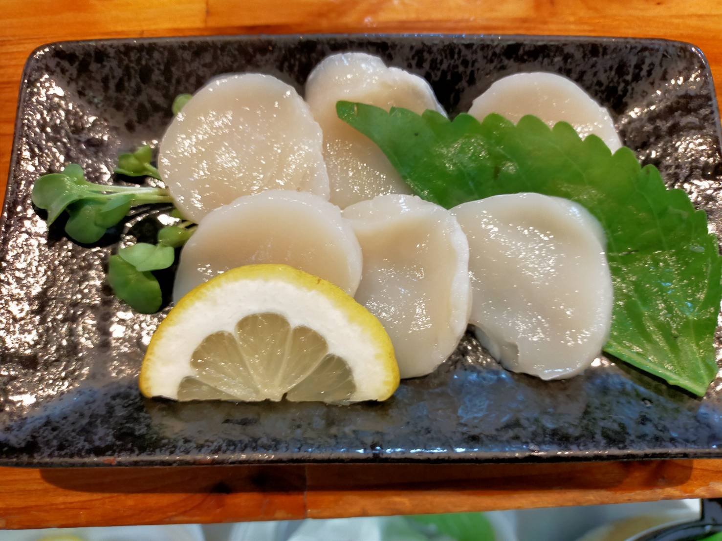居酒屋 和の特別メニュー、甘みのあるホタテ貝柱刺身