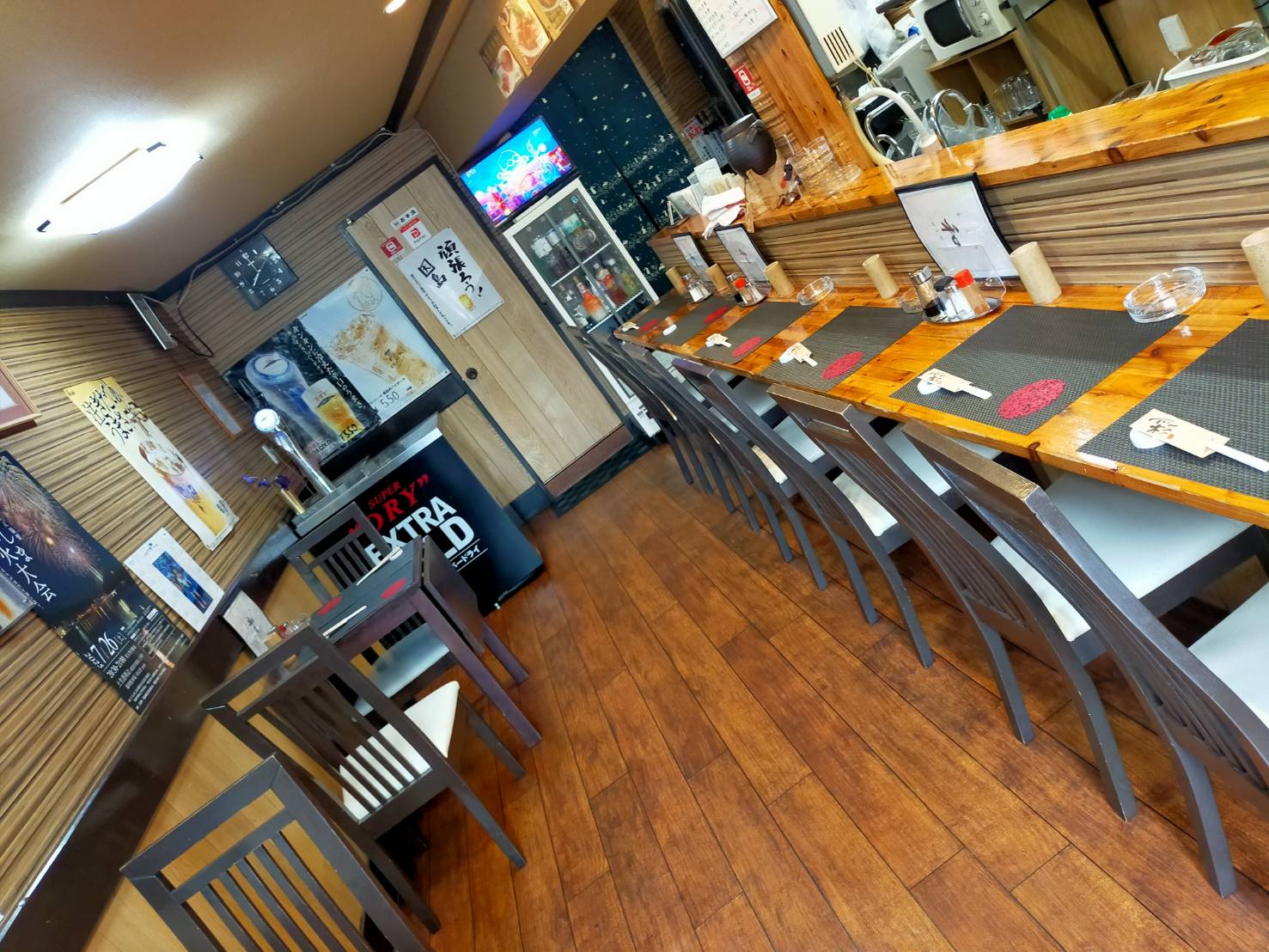 居酒屋 和の落ち着いた雰囲気のテーブル席