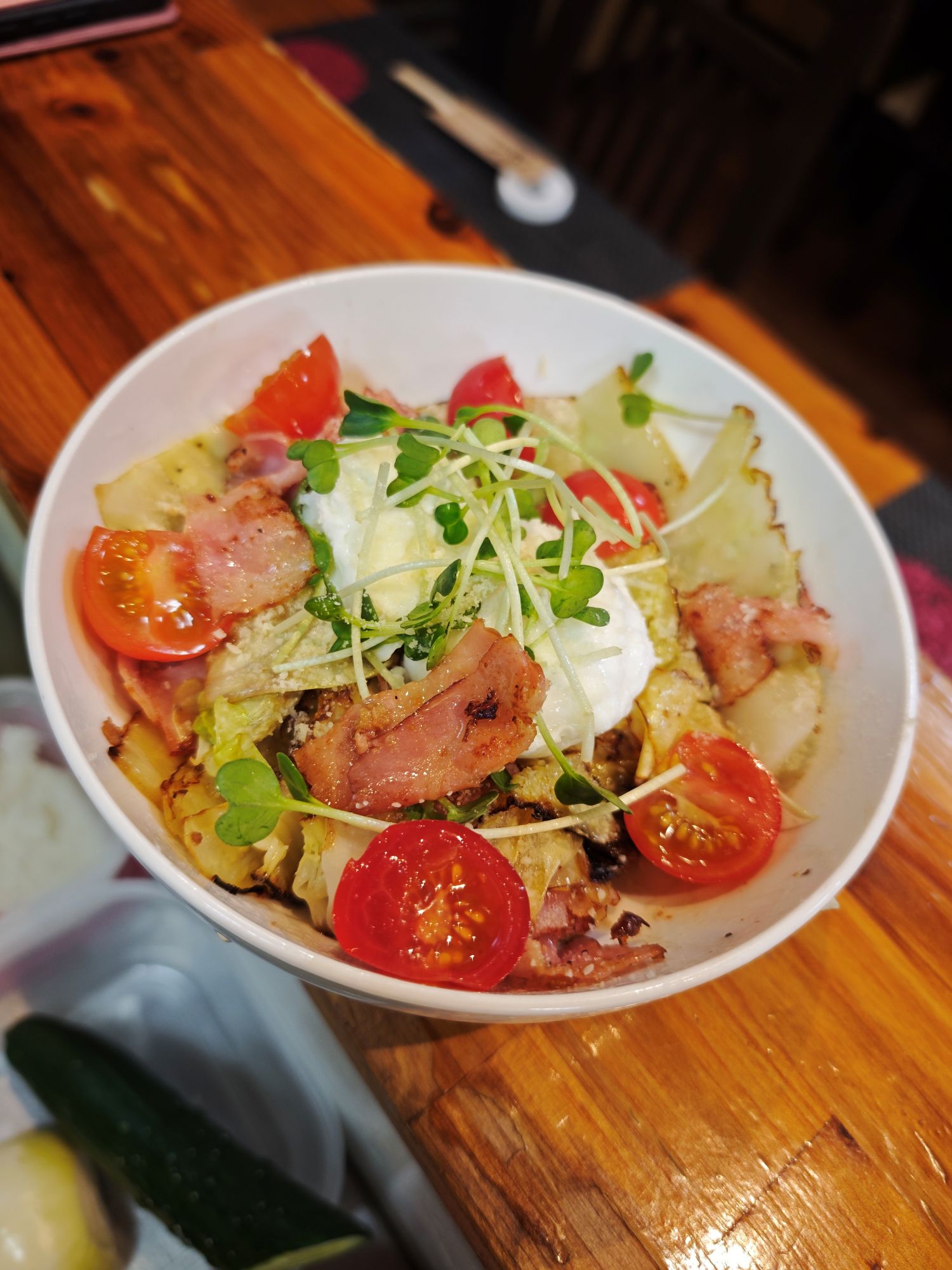 居酒屋 和のシーザーサラダ、新鮮な野菜とベーコンの彩り豊かな一皿