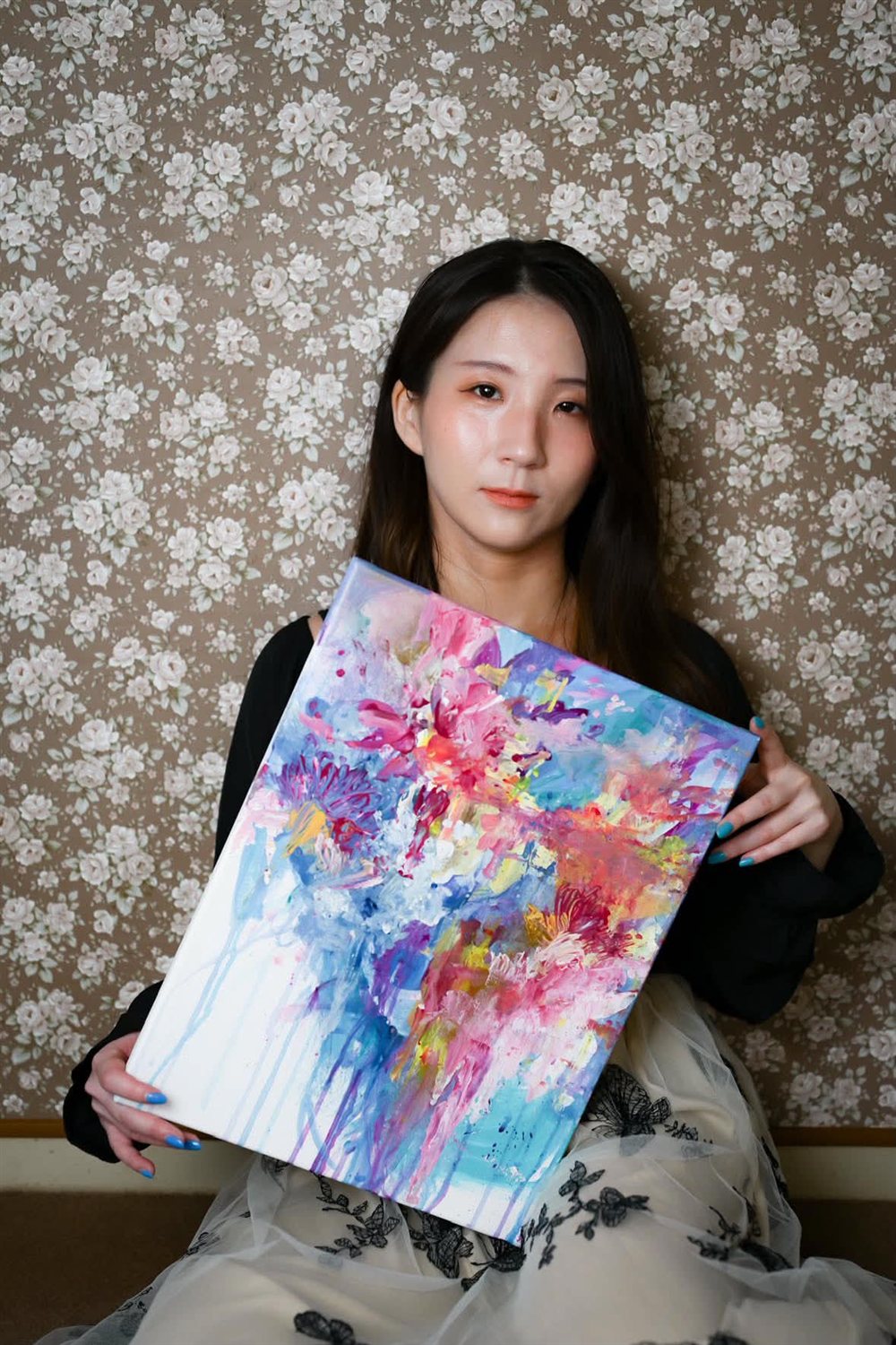 作品を手にするアーティスト Risa ishikake