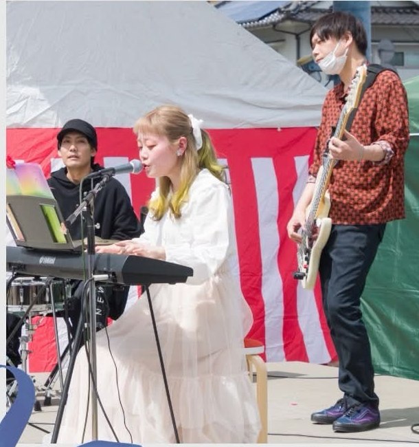 ライブ演奏中のはしもとなおこバンド