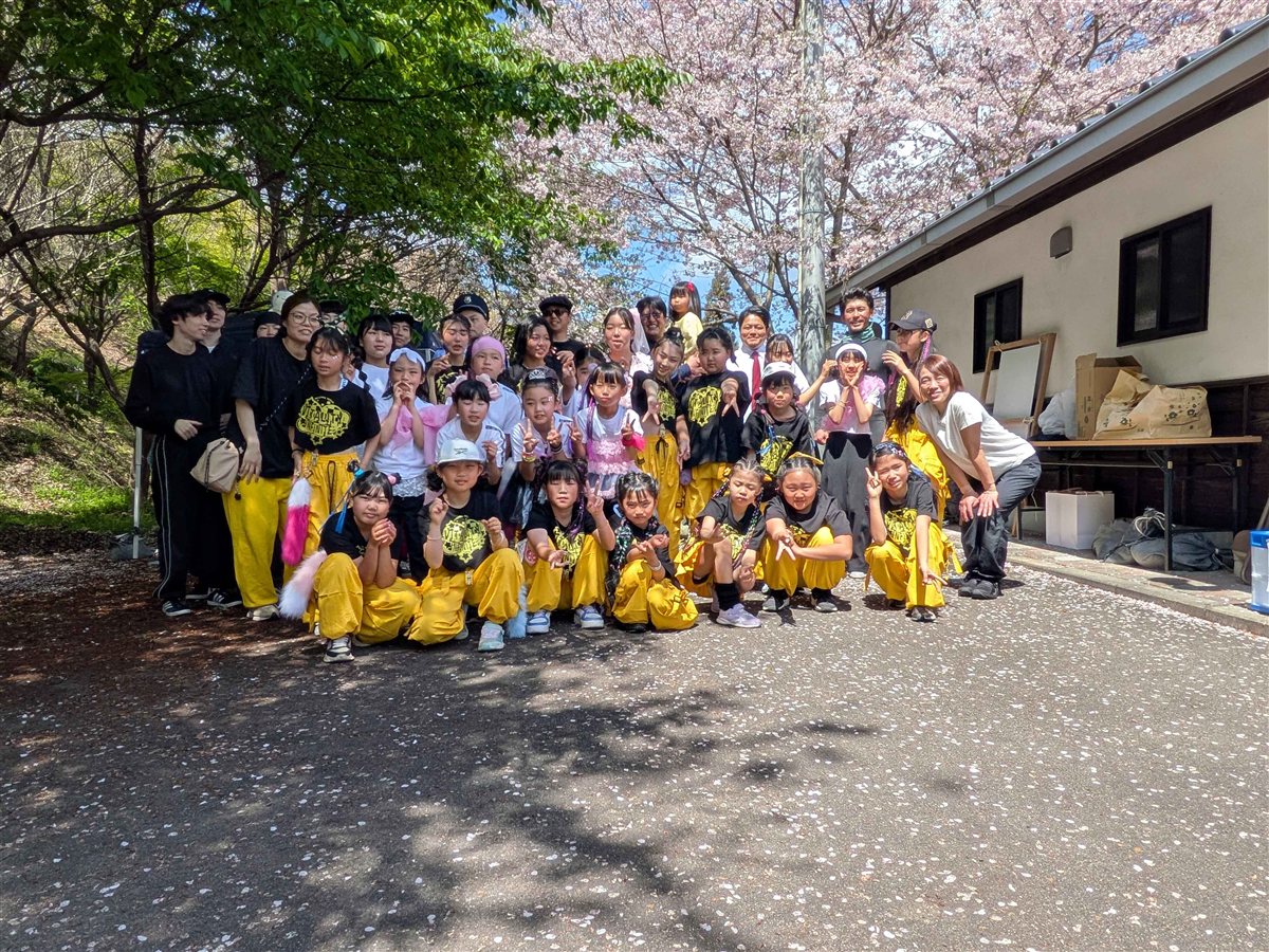 桜の下で集合するWAKUWAKUオールスターズのメンバーたち
